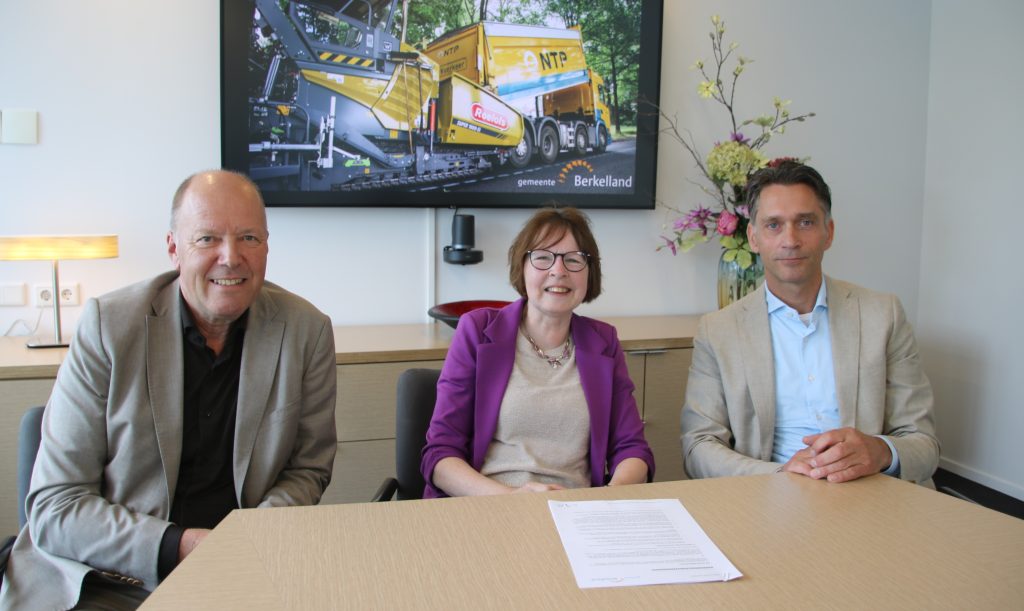 Van links naar rechts op de afbeelding staan de ondertekenaars van de overeenkomst Gerard Hoiting (Roelofs Groep), wethouder Ria Leliveld en John Snippert (NTP)