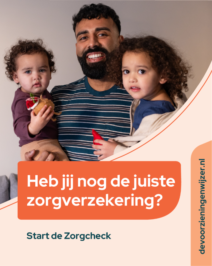 U ziet een oranjekleurige flyer met daarop een vader die zijn twee kinderen optilt en met z'n drieën lachend de camera inkijken. Op de flyer staat een websitelink van de voorzieningenwijzer.nl en de tekst 'Heb jij nog de juiste zorgverzekering? Start de Zorgcheck'