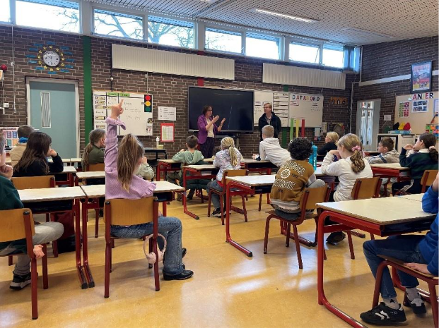 Wethouder Ria Leliveld woonde tijdens de Klimaatweek 2025 een speciale klimaatles bij van groep 5 van de Kardinaal Alfrinkschool.