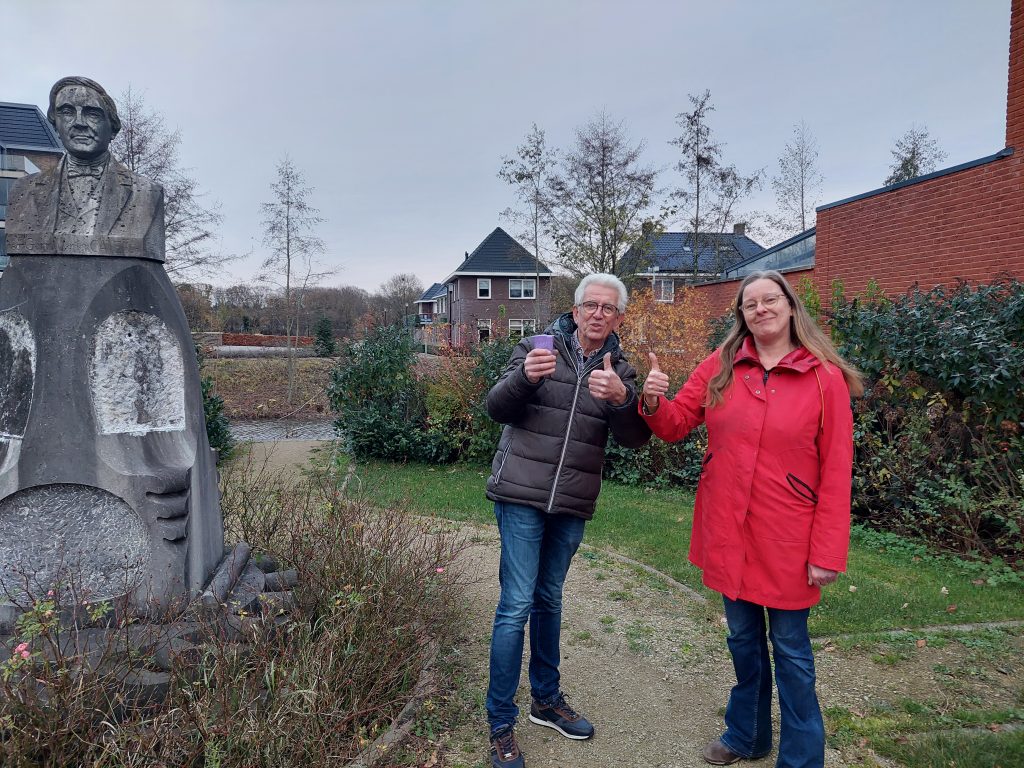 Op de afbeelding ziet u kunstenaar Jan te Kulve en wethouder Betsy Wormgoor naast het beeld van G.J. ten Cate.