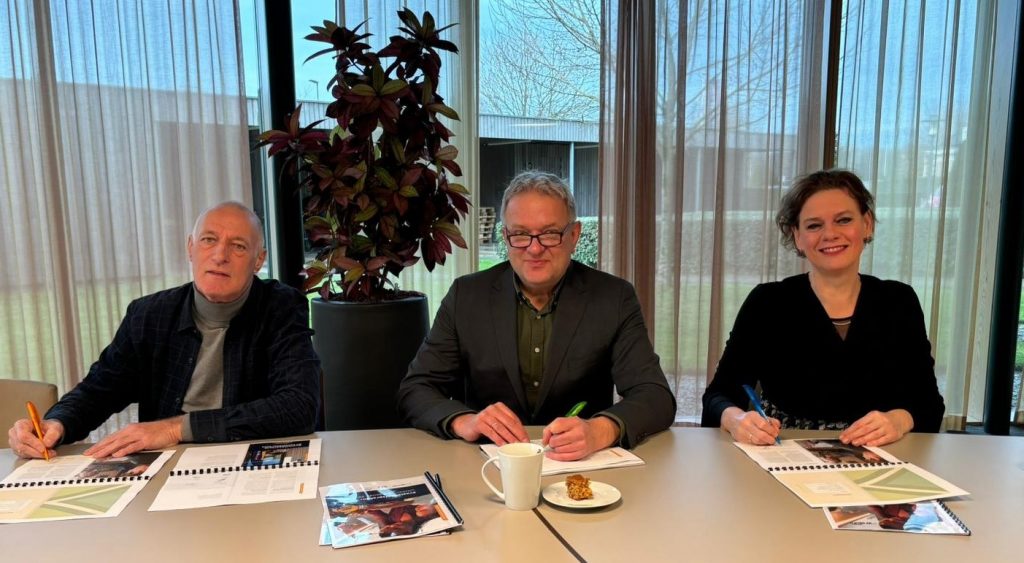 Van links naar rechts staan op de foto Frits Jansink, Arjen van Gijssel en Hanke Struik. Zij ondertekenen de prestatieafspraken op papier.