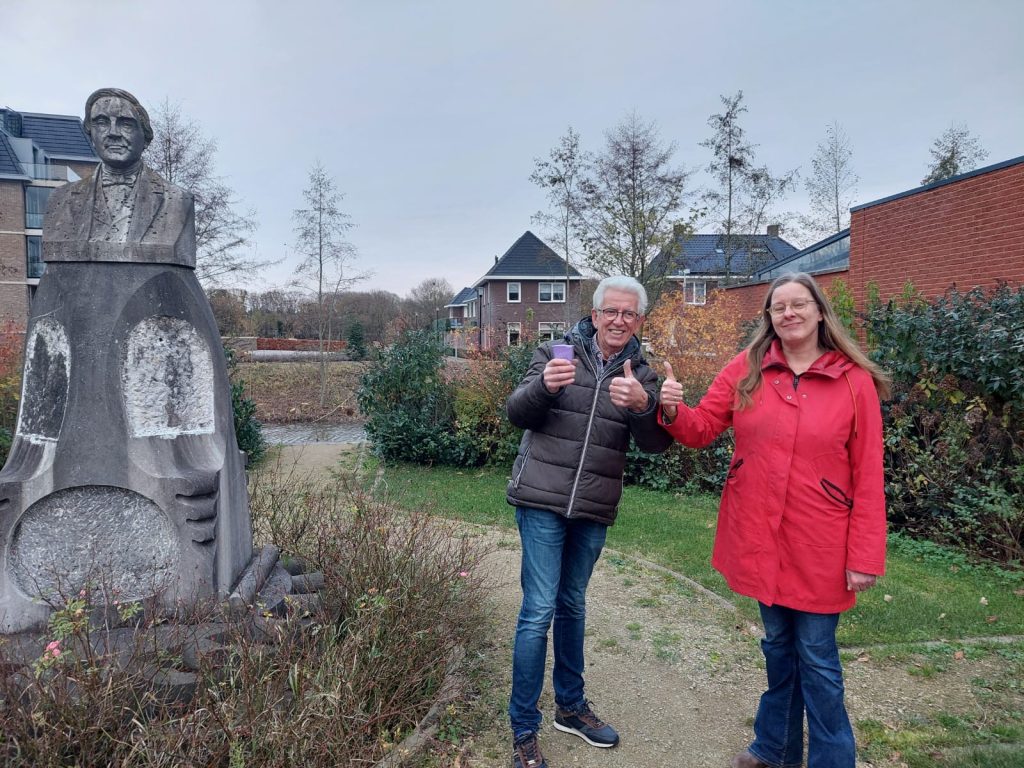 Op de afbeelding ziet u kunstenaar Jan te Kulve en wethouder Betsy Wormgoor naast het beeld van G.J. ten Cate.