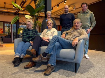 Op de foto zijn leden van de Cliëntenraad Participatiewet Fijnder te zien. Zittend van links naar rechts: Saskia Roesink, Ineke ter Haar, Frank Knippenborg. Staand: Sylvia Ansink, Sander Kuipers, Frank Giesbers. Niet op de foto: Hans Kettelerij, Gerda Osinga en Maja de Graaf. Foto: Nahdie ter Haar.