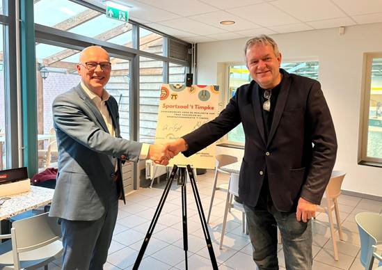 Egbert-Jan Rots, directeur/eigenaar Rots Bouw en wethouder Arjen van Gijssel bekrachtigen de samenwerking met een handdruk