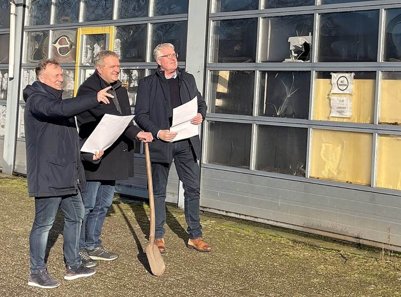 afbeelding van Brink Eibergen B.V.  met de schop de grond in. V.l.n.r. Berend van Garderen, wethouder Arjen van Gijssel en Egbert Florijn