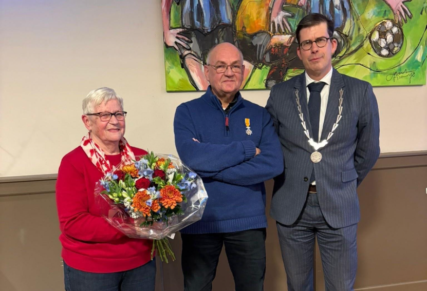 Guus ten Brinke (midden) op de foto met de burgemeester (rechts) nadat hij zijn Koninklijke onderscheiding in ontvangst heeft genomen.