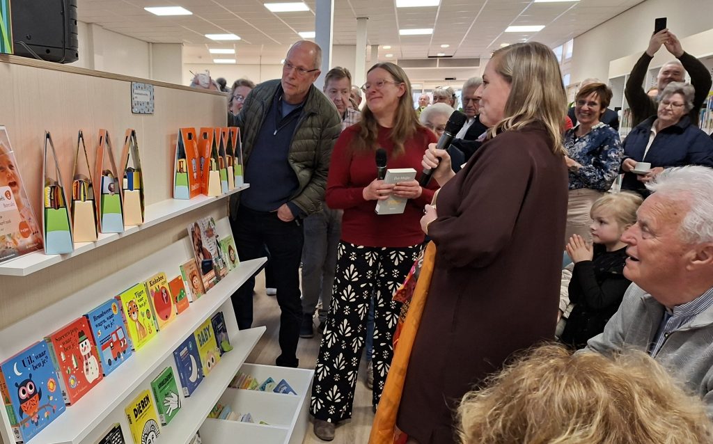 Wethouder Betsy Wormgoor wordt verrast met haar eigen boekenkast