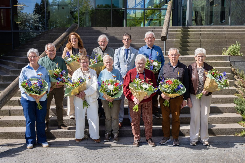 Rij bovenaan op de foto van links naar rechts: mevrouw Jolanda Luimes-Arentsen, de heer Arend Heideman, burgemeester Joost van Oostrum, de heer Cor van der Kolk.
Daaronder staan mevrouw Anny Rensink-Florijn, de heer Gerrit Rensink, mevrouw Margriet te Morsche, mevrouw Mariëtte Geerligs, mevrouw Mini Nijenhuis-te Slaa, de heer Dik Nijenhuis en mevrouw Annie Goorhorst-Schutten.